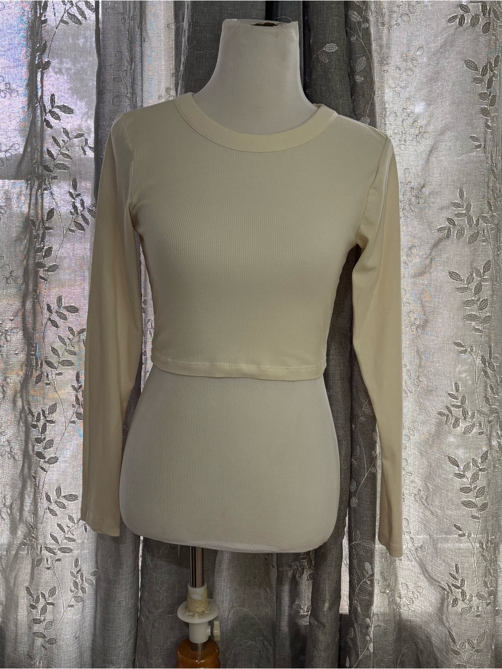 Victoria’s Secret pink cream colored long sleeve crop top medium